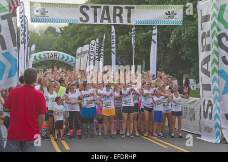 Les participants enthousiastes Color Run pour la course d'attente pour commencer le 26 juillet 2014 au centre-ville de Asheville Banque D'Images