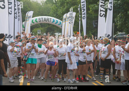 Les participants enthousiastes Color Run pour la course d'attente pour commencer le 26 juillet 2014 au centre-ville de Asheville Banque D'Images