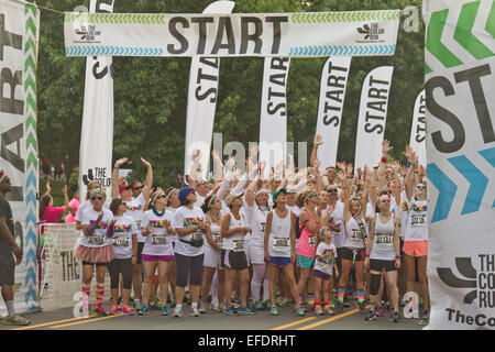 Les participants enthousiastes Color Run pour la course d'attente pour commencer le 26 juillet 2014 au centre-ville de Asheville Banque D'Images