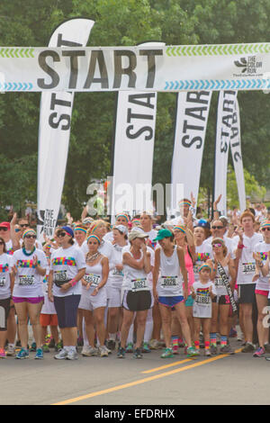 Les participants enthousiastes Color Run pour la course d'attente pour commencer le 26 juillet 2014 au centre-ville de Asheville Banque D'Images