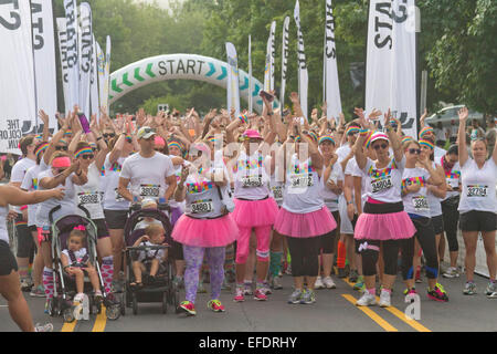 Les participants enthousiastes Color Run pour la course d'attente pour commencer le 26 juillet 2014 au centre-ville de Asheville Banque D'Images