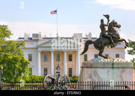 La Maison Blanche à Washington DC. Statue équestre d'Andrew Jackson à Lafayette Square et le portique du Nord Banque D'Images