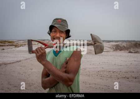 Portrait d'une petite mine d'or transportant une pelle à Hampait, dans le centre de Kalimantan, en Indonésie. Banque D'Images