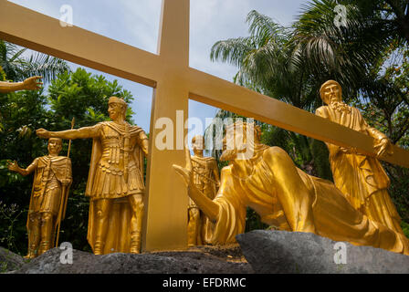 Scène sculpturale grandeur nature du chemin de la Croix pour la procession spirituelle catholique romaine à l'église Puh Sarang à Kediri, Java-est, Indonésie. Banque D'Images