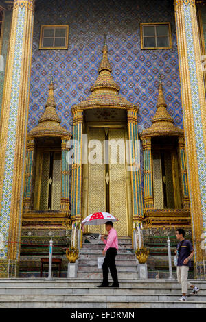 Mur décoré et l'un des moyens d'entrée de la chapelle royale du Bouddha d'Émeraude en Grand Palace, Bangkok complexes. Banque D'Images