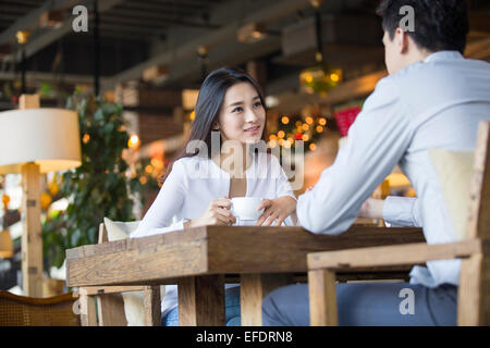 Jeune femme et l'homme parler in cafe Banque D'Images