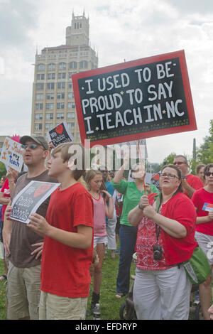 Asheville, Caroline du Nord, USA - 4 août 2014 : un enseignant et d'autres sont des signes qui protestent contre l'état de l'enseignement public au ni Banque D'Images