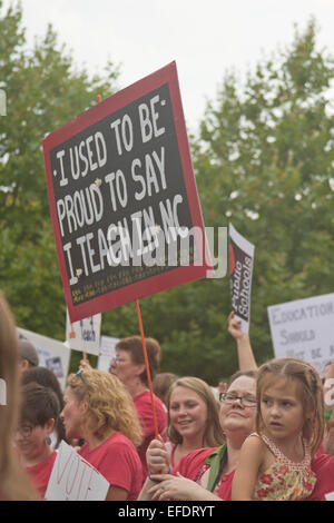 Asheville, Caroline du Nord, USA - 4 août 2014 : un enseignant et d'autres sont des signes qui protestent contre l'état de l'enseignement public au Ni Banque D'Images