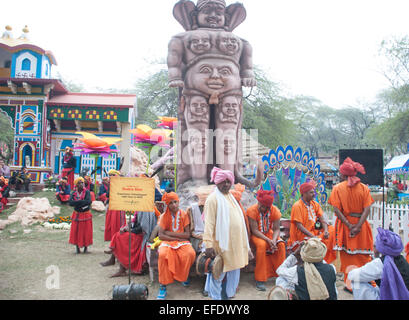 L'Haryana, Inde. 06Th Feb 2015. Surajkund Artisanat Mela est un annualfair célébrée dans l'Haryana. Il y a 400 stands dans ce salon. Il y a fun des manèges, des spectacles de divertissement. Cette année, 18 pays y ont participé, y compris le Liban, l'Arménie, l'Azerbaïdjan, l'Ouzbékistan, le Koweït, etc. Crédit : PREM KAPOOR/Alamy Live News Banque D'Images