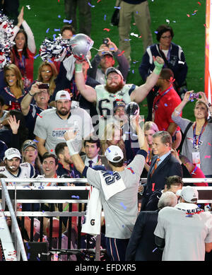 Glendale, Arizona, USA. 06Th Feb 2015. New England Patriots quarterback Tom Brady # 12 détient le trophée Lombardi après le Super Bowl XLIX au University of Phoenix Stadium de Glendale, Az. Le New England Patriots battre les Seattle Seahawks 28-24. © Plus Sport Action/Alamy Live News Banque D'Images