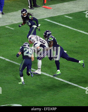 Glendale, Arizona, USA. 06Th Feb 2015. New England Patriots Rob Gronkowski tight end # 87 est frappé par Seattle Seahawks gratuit à la Earl Thomas # 29 (à gauche) et de sécurité solide Kam Chancellor # 31 (à droite) au cours de la deuxième moitié de Super Bowl XLIX entre les Seattle Seahawks et les New England Patriots au University of Phoenix Stadium de Glendale, Az. Le New England Patriots battre les Seattle Seahawks 28-24. © Plus Sport Action/Alamy Live News Banque D'Images