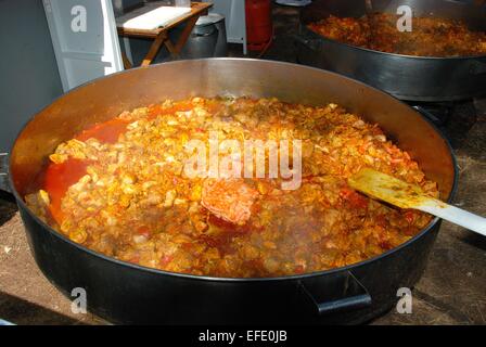 Grande Paella par cuisson au cours de la Romeria San Bernabé procession, Marbella, Costa del Sol, la province de Malaga, Andalousie, espagne. Banque D'Images