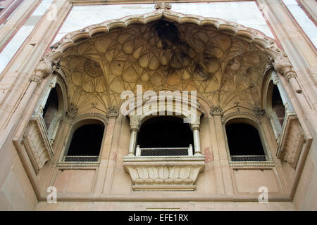 Vue de dessous du balcon des galeries à l'entrée du tombeau d'Humayun, New Delhi, Inde, Asie Banque D'Images