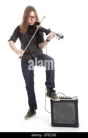 Jeune homme à lunettes joue violon électrique en studio permanent contre fond blanc Banque D'Images