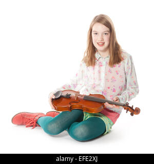 Jeune fille se trouve dans le studio contre fond blanc et tient le violon Banque D'Images
