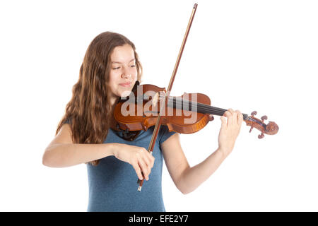 Teen brunette joue du violon en studio avec fond blanc Banque D'Images