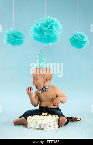 Little Boy eating cake sur Premier anniversaire Banque D'Images