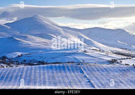 Lake District, Cumbria, Royaume-Uni. 1er février 2015. Météo France : Après l'excès de neige des derniers jours, le Skiddaw massif est vu pour la première fois cette année avec plein de neige. Ainsi que le sommet principal il y a plusieurs pics subsidiaires et de crêtes, qui forment une imposante masse montagneuse. Vu de l'Caldbeck fells, Lake District, Cumbria, Angleterre, Royaume-Uni. Credit : Julie friteuse/Alamy Live News Banque D'Images