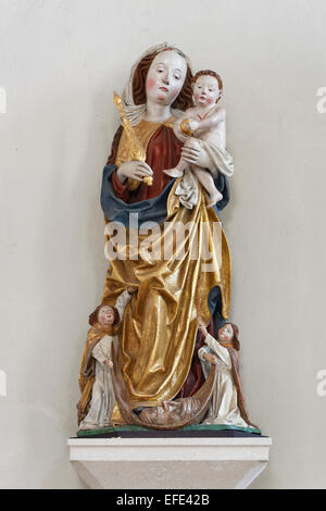 Statue de Marie et l'enfant avec la lune sous ses pieds, Pöggstall Madonna, dans l'église du village de Saint Anna, Pöggstall Banque D'Images