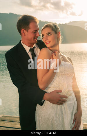 Couple d'amoureux au mariage sur le lac Banque D'Images