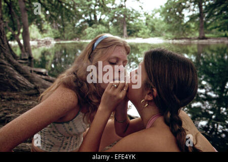 Deux adolescentes fumer lors d'une sortie dans les bois de cèdre en mai 1973 Leakey, Texas. Banque D'Images