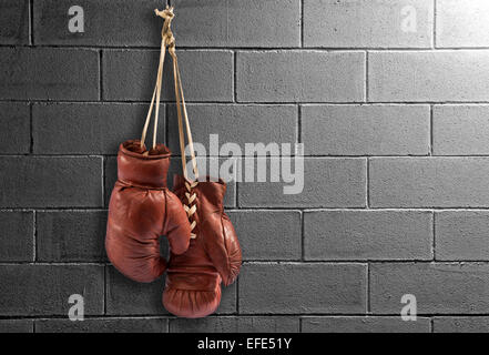 Paire de gants de boxe en cuir marron vintage Banque D'Images