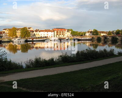Vue sur la rivière à Auxerre dans l'Yonne Région de Bourgogne en France Banque D'Images