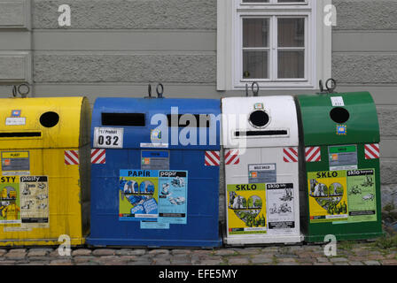 Les bacs de recyclage à Prague Banque D'Images