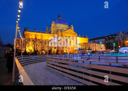 Pavillon de Zagreb par nuit avec anneau de patinage dans le temps de Noël en face Banque D'Images