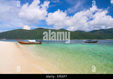 Magnifique lagon avec bateau longtail. Thaïlande Banque D'Images