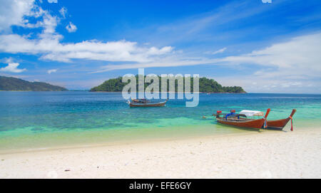 Magnifique lagon avec bateau longtail. Thaïlande Banque D'Images