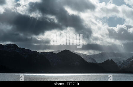 Une vue le long de Derwent Water près de Keswick à bas la vallée de Borrowdale, UK. Banque D'Images