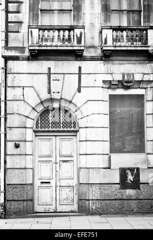 Arch porte dans un bâtiment urbain au Royaume-Uni Banque D'Images