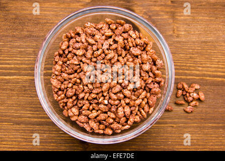 Bol de céréales de riz sur le vu de dessus de table en bois Banque D'Images