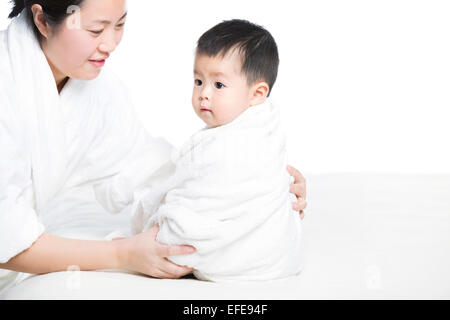 Mère rétractable bébé en couverture Banque D'Images