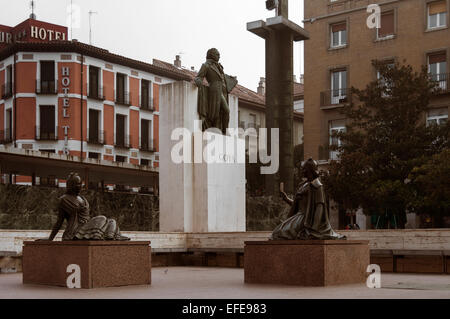 Sculpture pour le peintre espagnol Francisco Goya avec deux goyescas de Zaragoza, Aragon, Espagne Banque D'Images