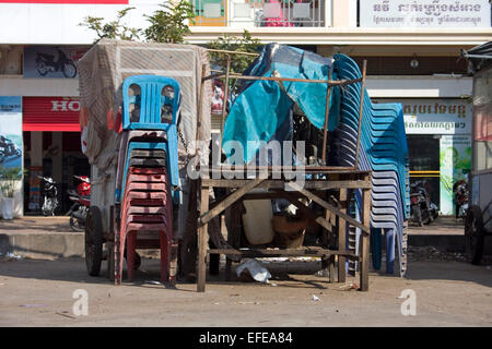 L'alimentation de rue et des chariots mobiles chaises reste sur une rue de la ville de Kampong Cham, au Cambodge. Banque D'Images