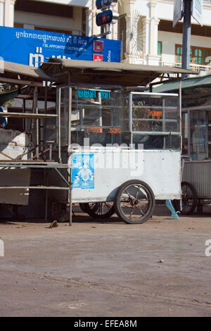 Chariots rue mobile reste sur une rue de la ville de Kampong Cham, au Cambodge. Banque D'Images