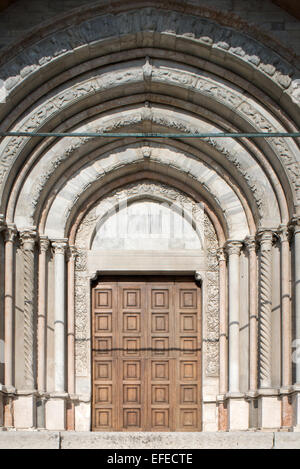 Marches, Ancône, basilique romane San Ciriaco, XI-XIII siècle façade à pignons.. Banque D'Images