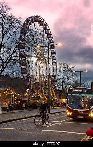 Princes street, Édimbourg, lumières de Noël, des foules, Ecosse, Royaume-Uni Banque D'Images