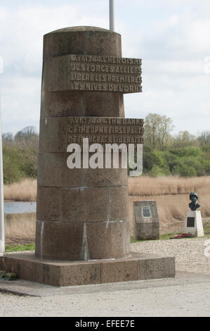 Buste de Memorial et le Major John Howard du Pegasus Bridge, Normandie - le premier objectif du Jour J, prises par les Britanniques Banque D'Images