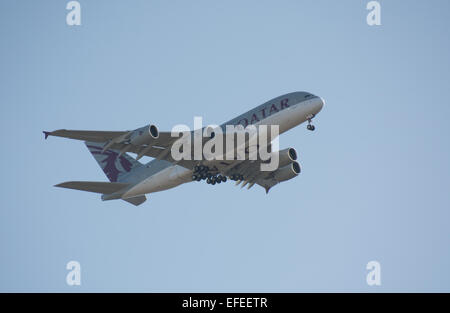 Qatar Airways Airbus A380 -800 A7-APA sur Hounslow sur approachto final de l'aéroport Heathrow de Londres Banque D'Images