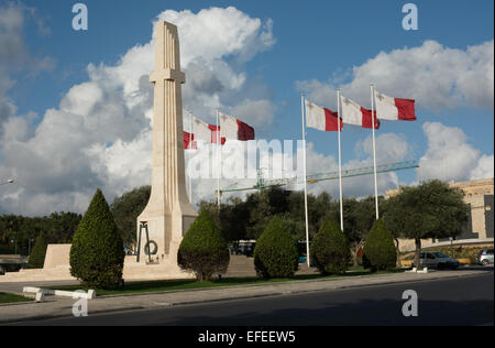 Drapeaux maltais voler fièrement dans le vent par le War Memorial de Floriana juste à l'extérieur des murs de la Valette Banque D'Images