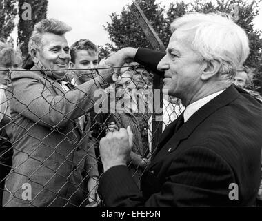 Fichier - Un fichier photo datée du 06 octobre 1987 repatriots allemand montre la fin de la réunion de l'ancien président allemand Richard von Weizsaecker (R) dans le camp de Friedland Friedland, de l'Allemagne. Von Weizsaecker est décédé le 30 janvier 2015 à l'âge de 94 ans. Photo : THOMAS WATTENBERG/dpa (seulement b/w) Banque D'Images