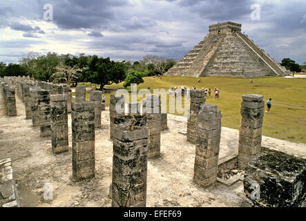 Mexique - Chichen Itza sur des meilleurs sites connus. restorded avec bien conservés et les bâtiments c'est la fameuse vue sur le Castillo de l'autre côté de la Mille Colonnes du temple des guerriers Banque D'Images