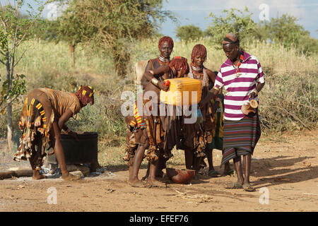 TURMI, ÉTHIOPIE - 18 NOVEMBRE 2014 : les femmes Hamer la préparation de repas sur 18 Novembre 2014 dans Turmi, Éthiopie. Banque D'Images