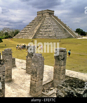 Mexique - Chichen Itza sur des meilleurs sites connus. restorded avec bien conservés et les bâtiments c'est la fameuse vue sur le Castillo de l'autre côté de la Mille Colonnes du temple des guerriers Banque D'Images