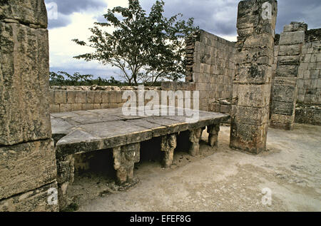 Mexique - Chichen Itza sur des meilleurs sites connus. restorded avec bien préservés et bâtiments - c'est l'autel de pierre qui se trouve à l'arrière de le Temple des Guerriers Banque D'Images