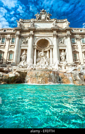 Vue grand angle de la célèbre fontaine de Trevi, Rome, Italie. Banque D'Images