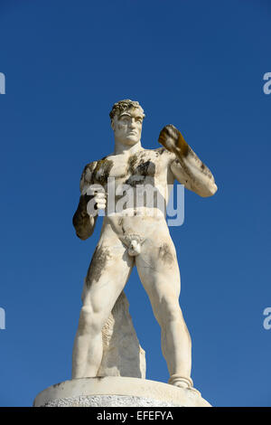 En statues représentant les athlètes au Stadio dei Marmi sports stadium dans le Foro Italico Rome Italie Banque D'Images